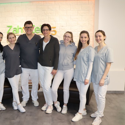 Auf dem Foto ist das Zahnarztteam von Alexander Zalesski zu sehen. Er beschäftigt drei junge Frauen, die aus der Ukraine geflüchtet sind.