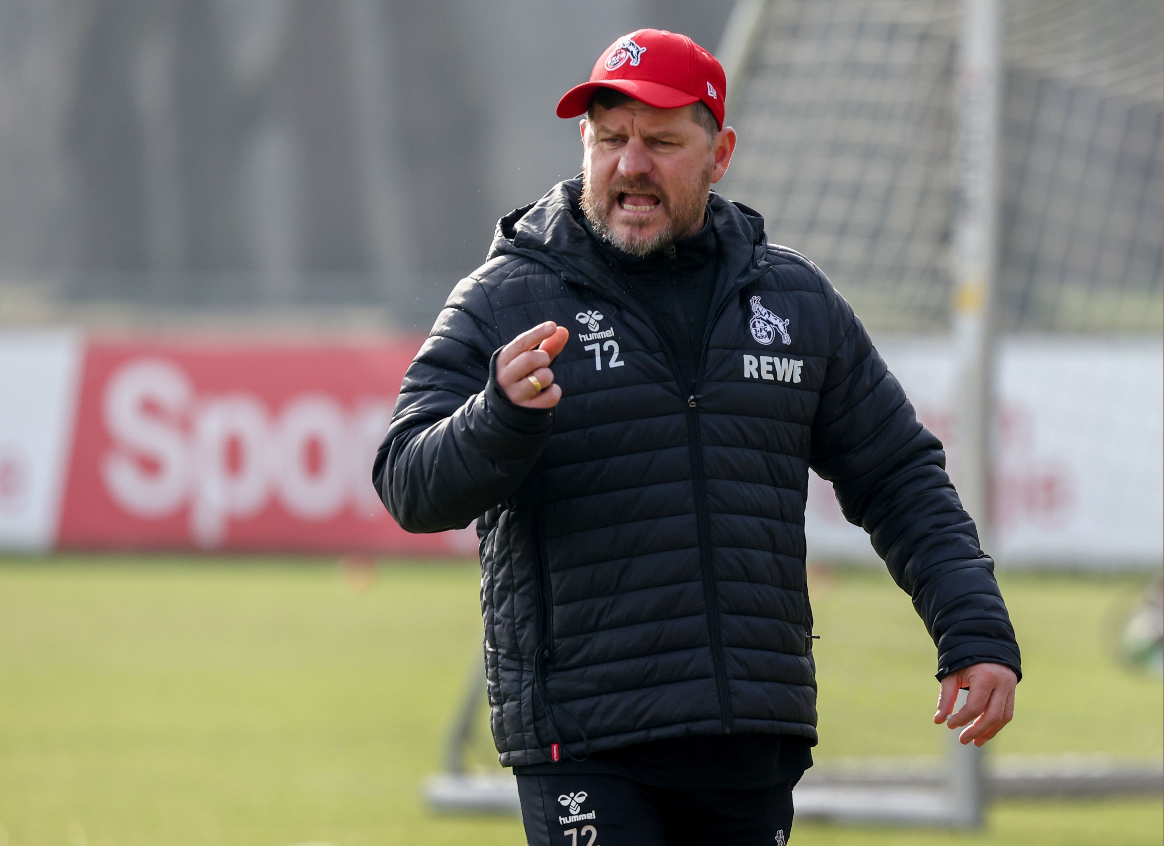 FC-Trainer Steffen Baumgart beim Training am Mittwoch. Am Samstag, 15.30 Uhr, trifft er mit seinem Team auf den VfL Wolfsburg.
