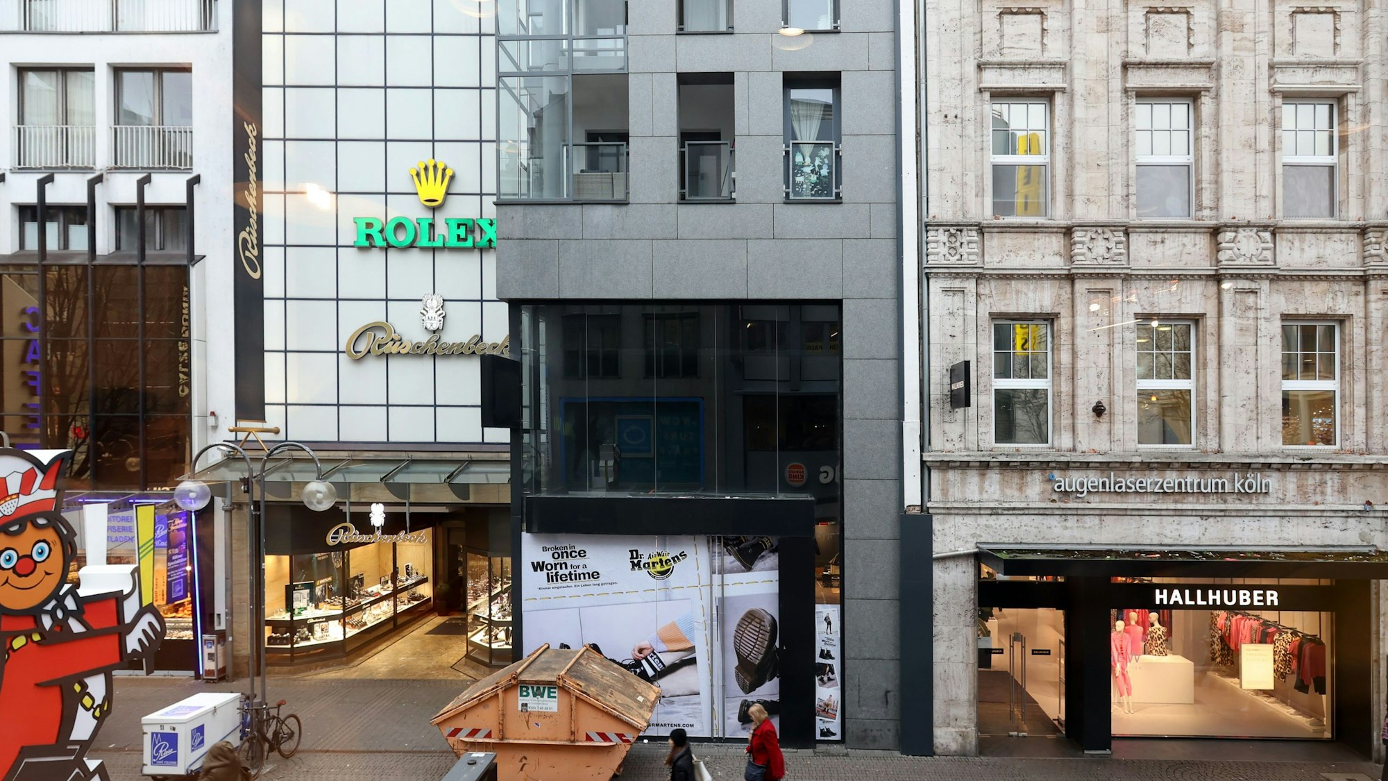 Ein Container steht vor dem Ladengeschäft an der Schildergasse.