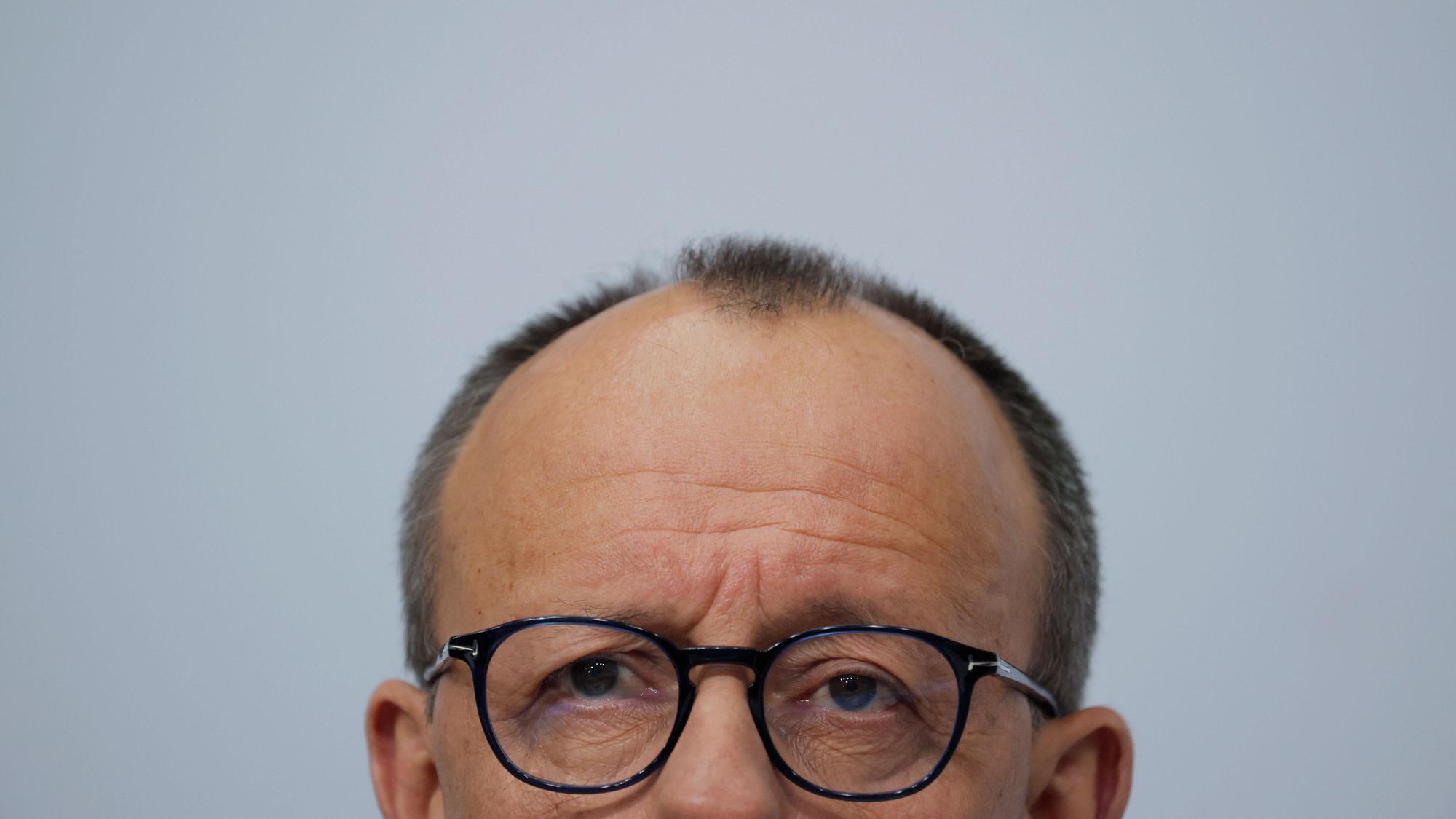 Der Vorsitzende der Christlich Demokratischen Union (CDU) Deutschlands, Friedrich Merz, spricht während einer gemeinsamen Pressekonferenz mit dem Spitzenkandidaten der Partei im Konrad-Adenauer-Haus.