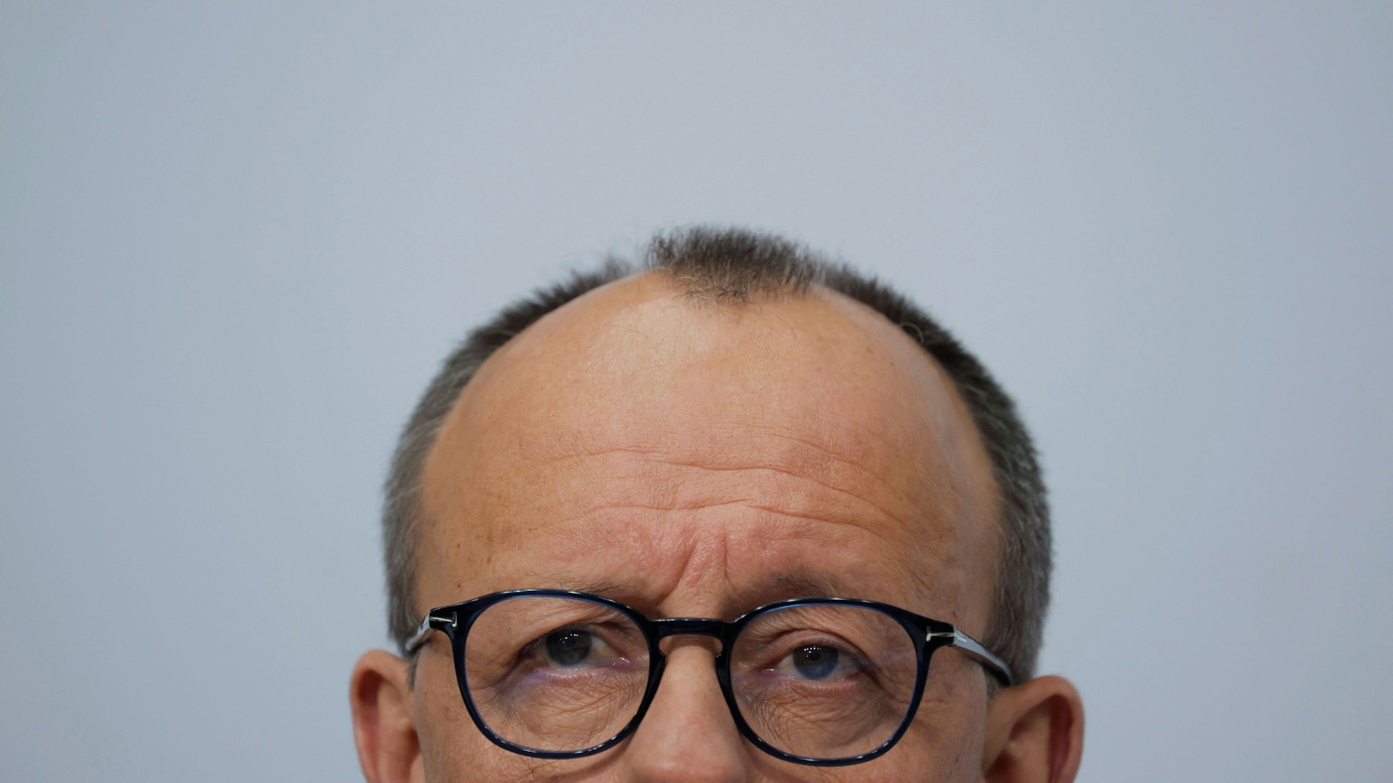 Der Vorsitzende der Christlich Demokratischen Union (CDU) Deutschlands, Friedrich Merz, spricht während einer gemeinsamen Pressekonferenz mit dem Spitzenkandidaten der Partei im Konrad-Adenauer-Haus.