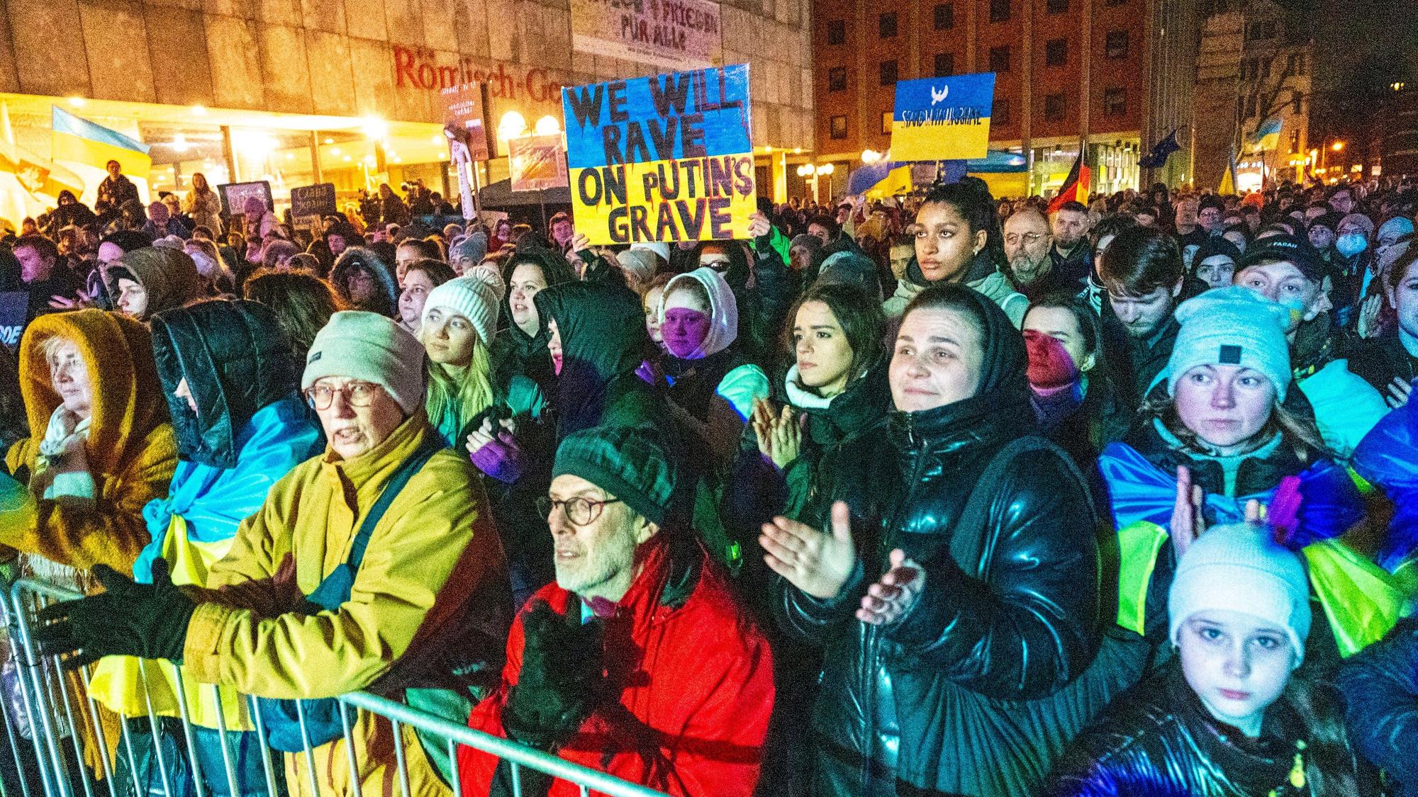 24.02.2023, Köln: Auf dem Roncalli-Platz findet eine Großdemo zum Jahrestag des Ukrainekrieges statt. Foto: Uwe Weiser