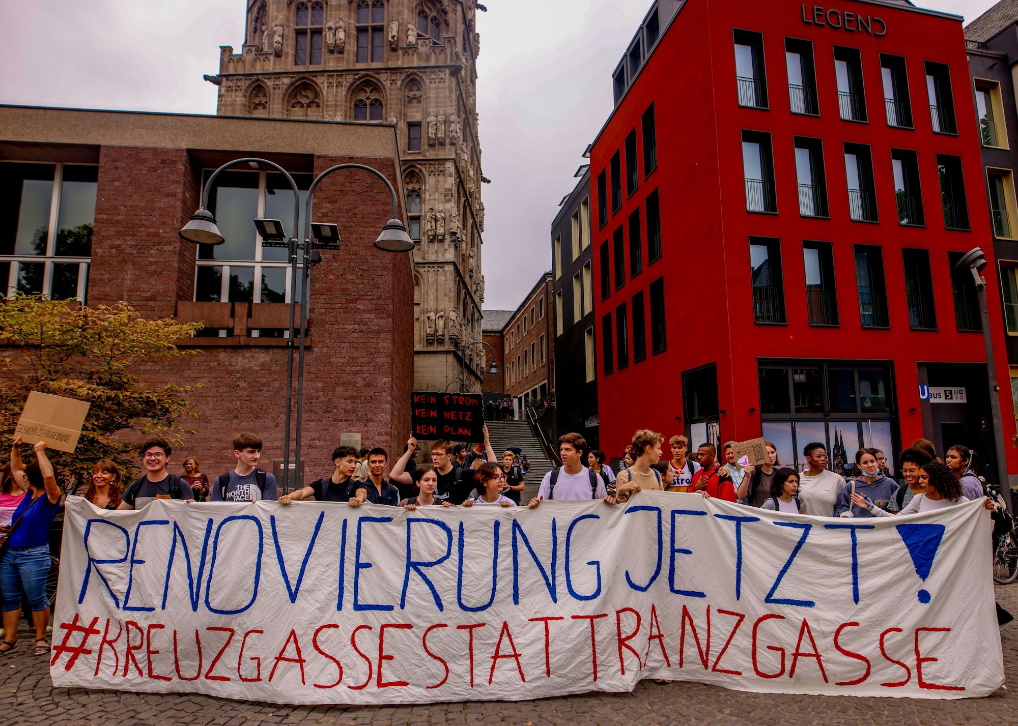 Schüler und Eltern des Gymnasiums Kreuzgasse demonstrieren für eine Sanierung des Schulgebäudes