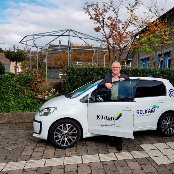 Bürgermeister Willi Heider stellt ein neues E-Auto der Kürtener Verwaltung vor.