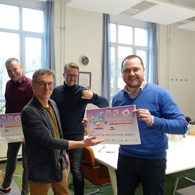 Stehen im Probierwerk: Beate Fiedler (Digital Hub Cologne), Knut Hübner (WfL), Klaus Kaufmann (Wert.Netz.Werke), Thomas Siemer (Mittelstand-Digitalzentrum Rheinland), Thomas Commer (Regionalagentur Region Köln), Benjamin Schulz (WfL), von links