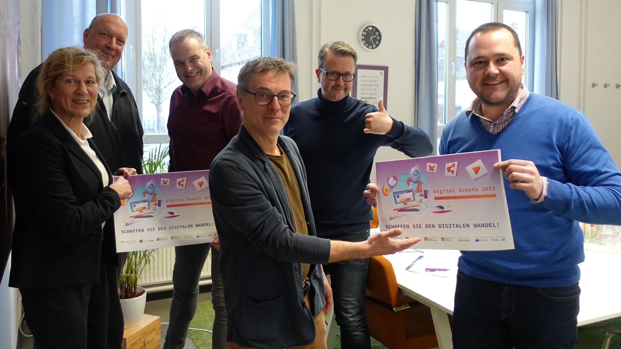 Stehen im Probierwerk: Beate Fiedler (Digital Hub Cologne), Knut Hübner (WfL), Klaus Kaufmann (Wert.Netz.Werke), Thomas Siemer (Mittelstand-Digitalzentrum Rheinland), Thomas Commer (Regionalagentur Region Köln), Benjamin Schulz (WfL), von links