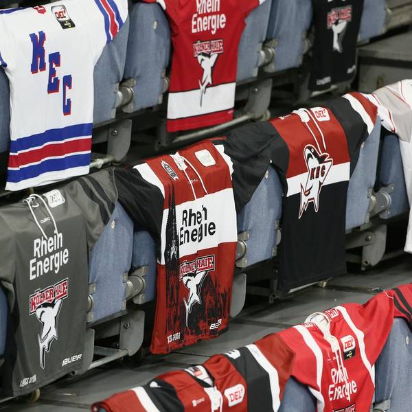 Mehrere KEC-Trikots liegen auf der Tribüne der Kölner Haie aus.
