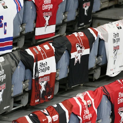 Mehrere KEC-Trikots liegen auf der Tribüne der Kölner Haie aus.