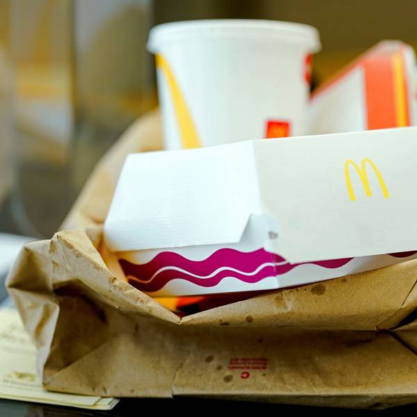 McDonalds-Verpackungsmaterial liegt auf einem Tisch. (Symbolbild)