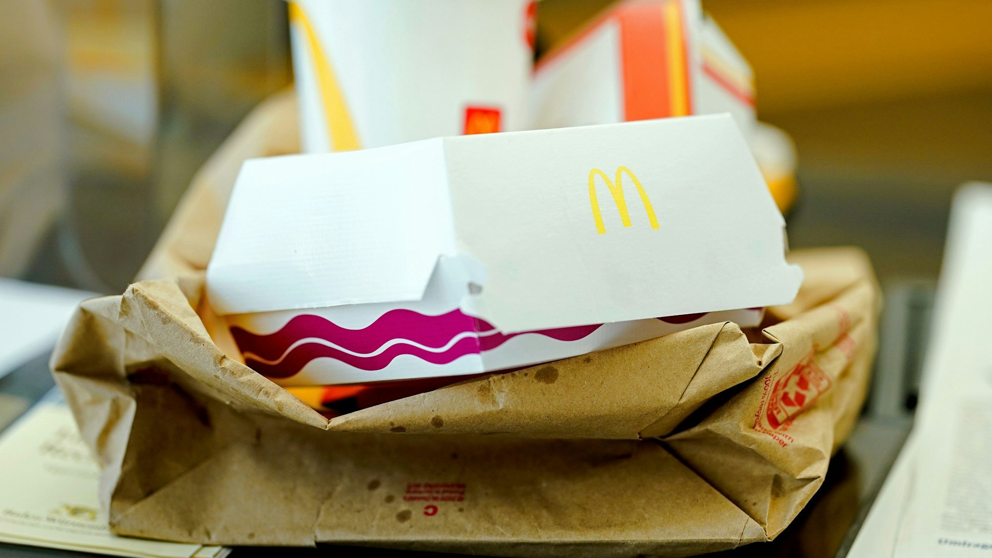 McDonalds-Verpackungsmaterial liegt auf einem Tisch. (Symbolbild)