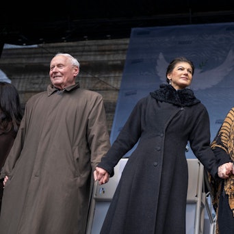 Oskar Lafontaine, Sahra Wagenknecht (Die Linke) und Alice Schwarzer, Frauenrechtlerin, stehen beim Abschluss der Demonstration auf der Bühne.