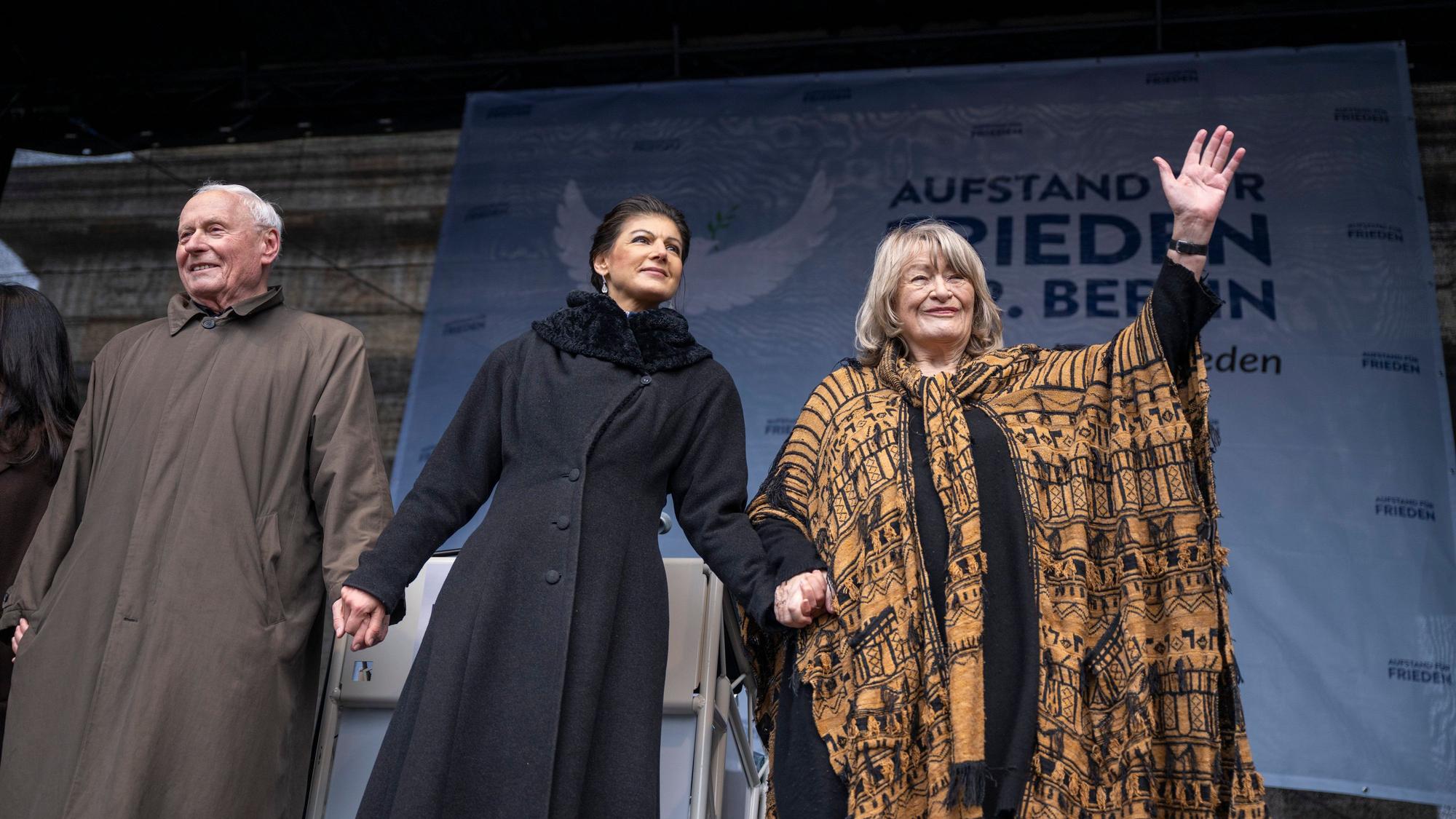 Oskar Lafontaine, Sahra Wagenknecht (Die Linke) und Alice Schwarzer, Frauenrechtlerin, stehen beim Abschluss der Demonstration auf der Bühne.
