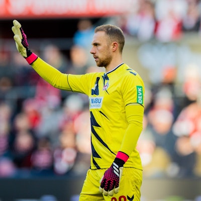 FC-Torwart Marvin Schwäbe hebt den Arm