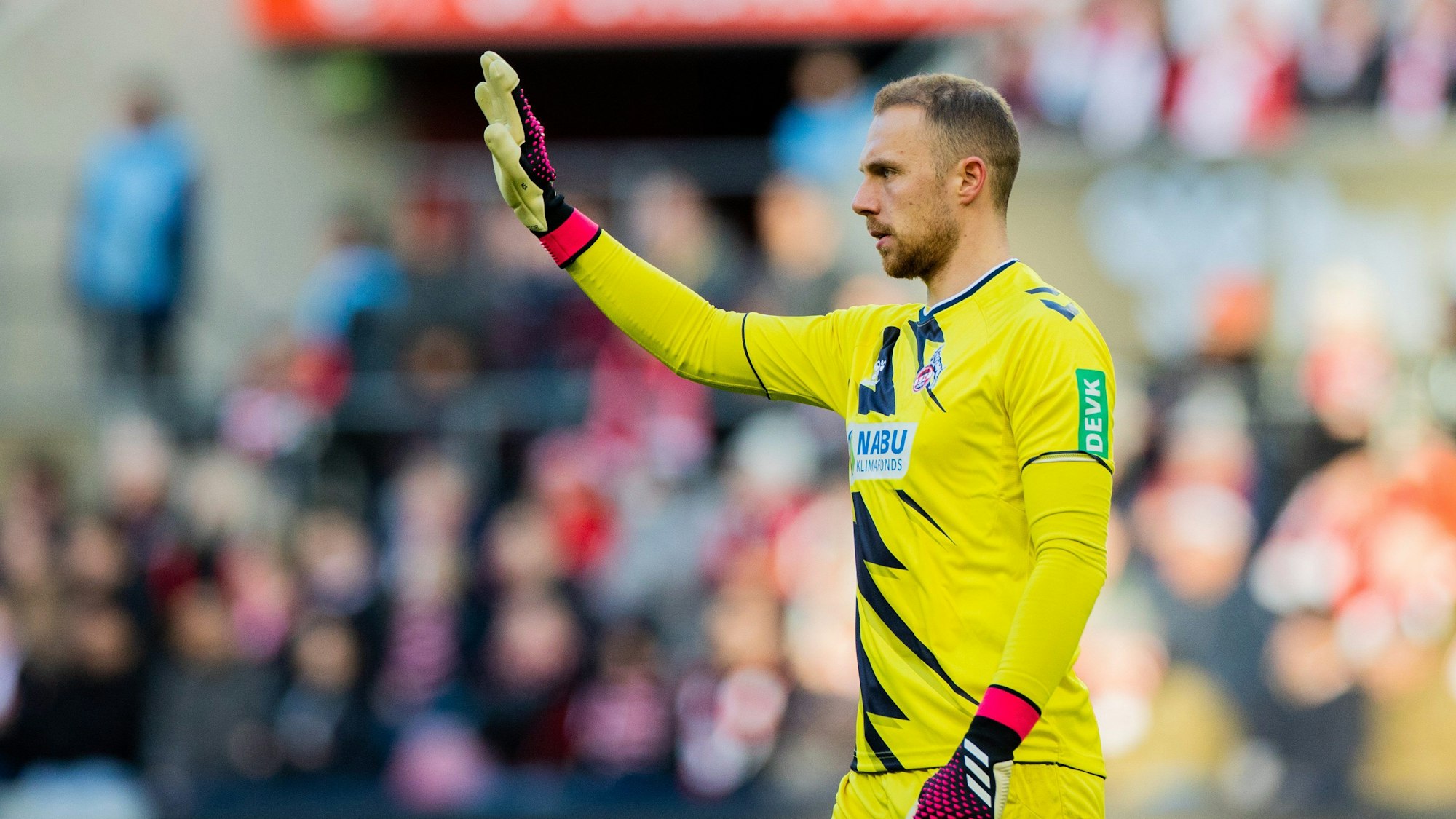 FC-Torwart Marvin Schwäbe hebt den Arm