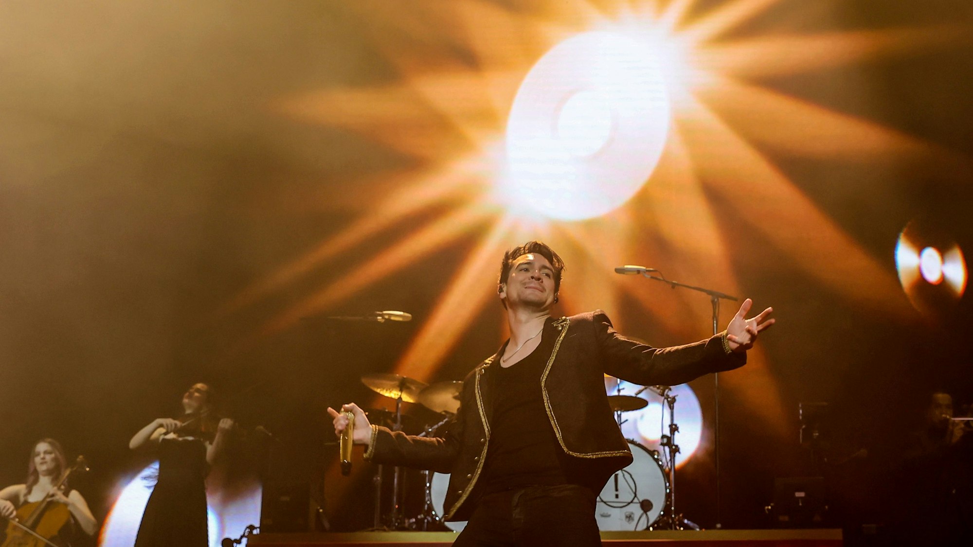 Im Hintergrund auf dem Bilschirm eine animierte goldene Scheibe