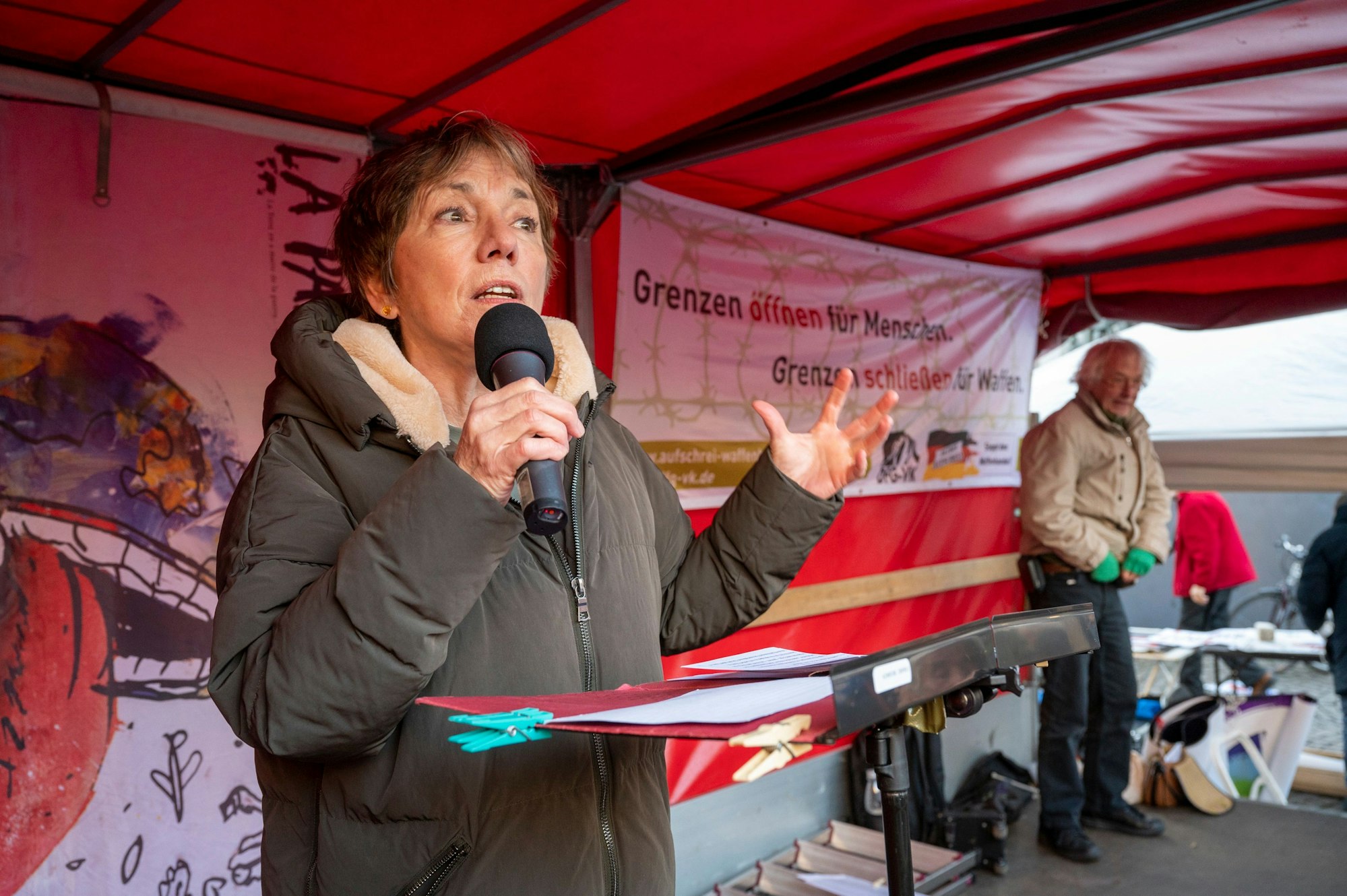 Margot Käßmann spricht auf der Bühne.