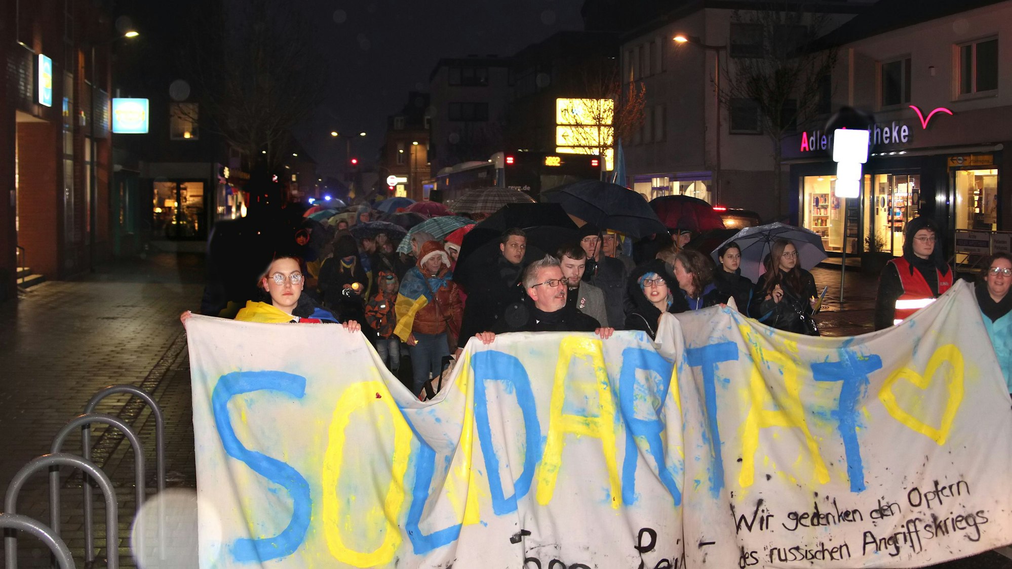 Ein Jahr nach Beginn des russischen Angriffs bekundeten bei einer Gedenkveranstaltung in Kerpen fast 300 Menschen ihre Solidarität mit den Menschen in der Ukraine.