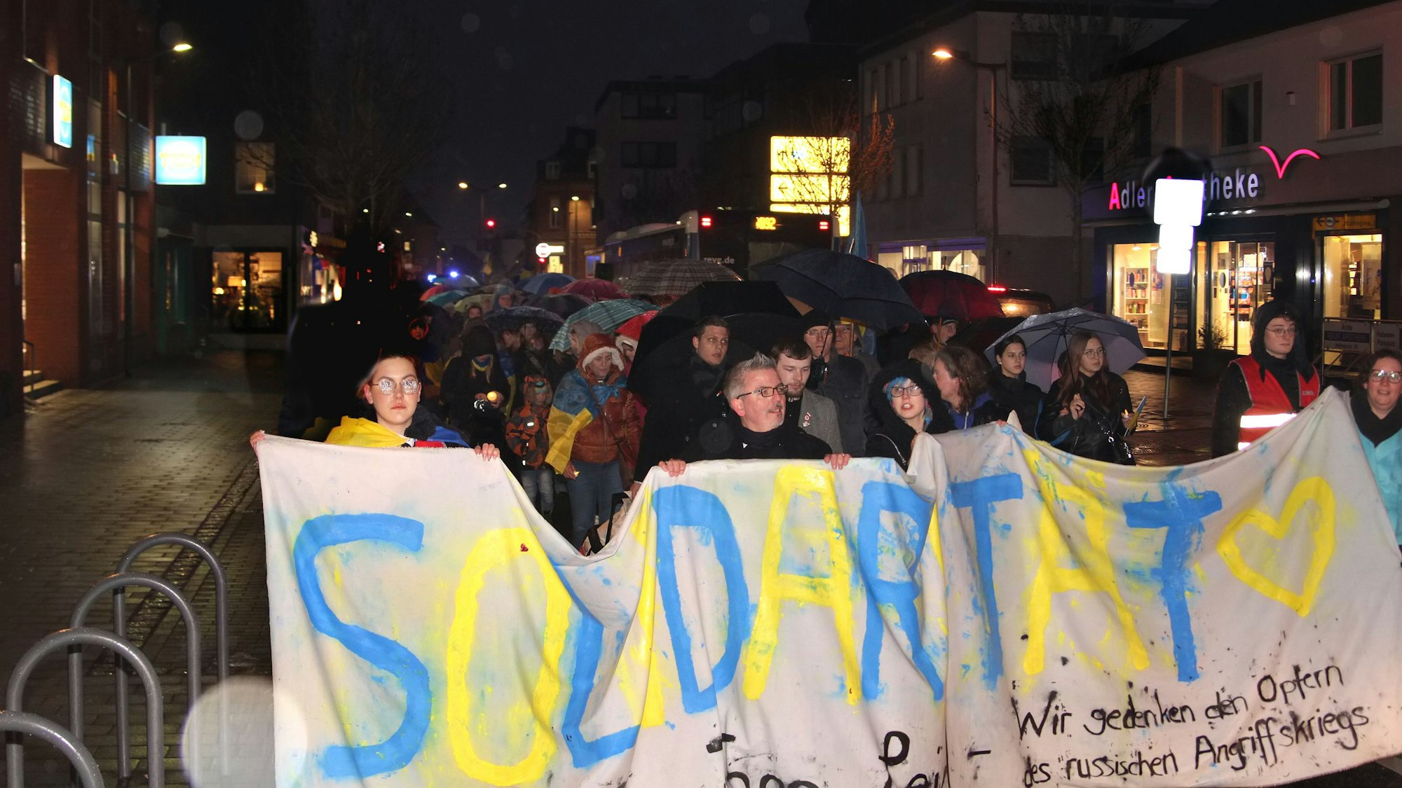 Ein Jahr nach Beginn des russischen Angriffs bekundeten bei einer Gedenkveranstaltung in Kerpen fast 300 Menschen ihre Solidarität mit den Menschen in der Ukraine.