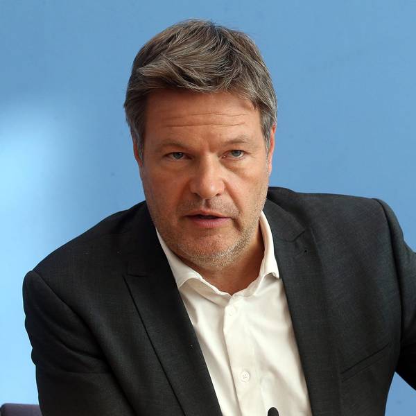 Robert Habeck (Bündnis 90/Die Grünen), Bundeswirtschaftsminister, hält den Aufruf von Sahra Wagenknecht und Alice Schwarzer für „eine politische Irreführung der Bevölkerung“.
