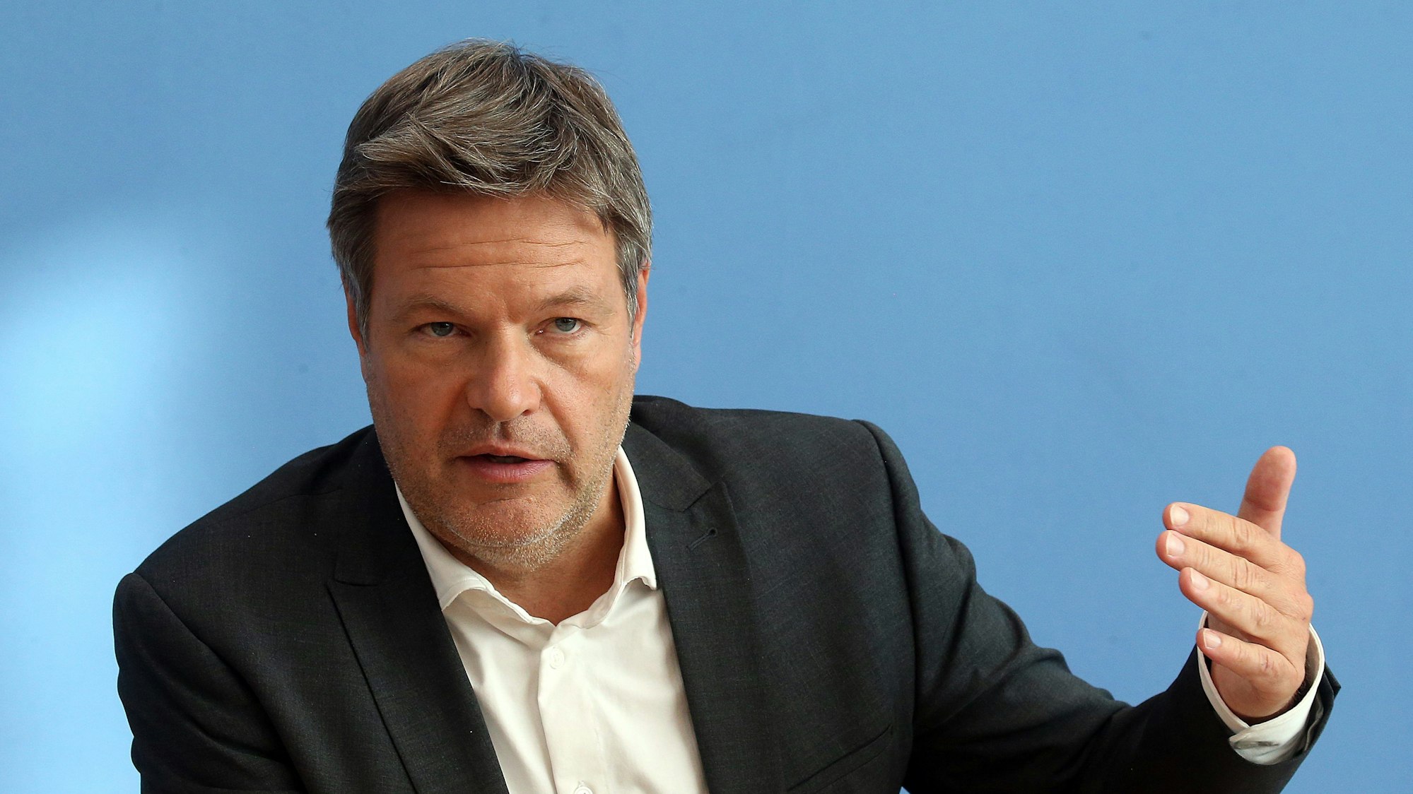 Robert Habeck (Bündnis 90/Die Grünen), Bundeswirtschaftsminister, hält den Aufruf von Sahra Wagenknecht und Alice Schwarzer für „eine politische Irreführung der Bevölkerung“.