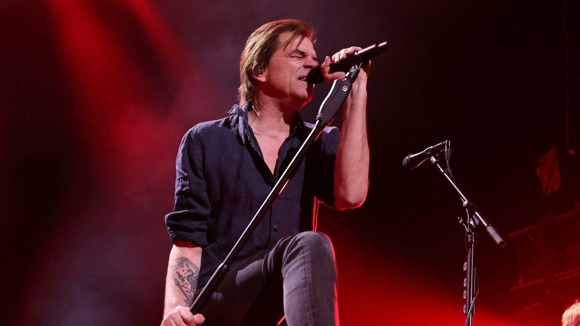 In dem PSD Bank Dome in Düsseldorf singt Frontmann Campino bei dem Toten Hosen-Benefizkonzert „Drei Akkorde für deine Spende!“.