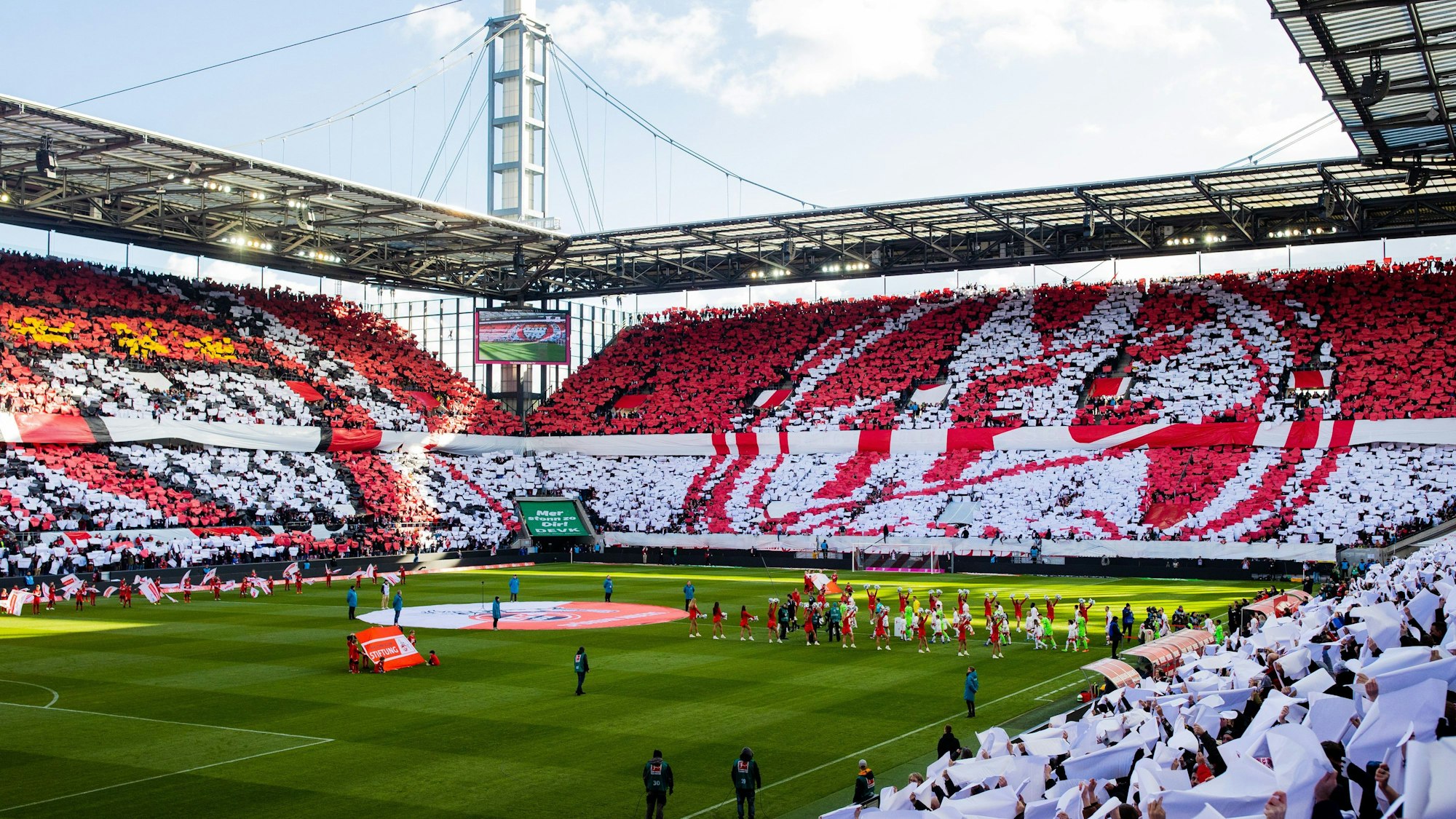 Die Kölner Fans präsentierten am Samstag vor dem Anpfiff der Partie zwischen dem 1. FC Köln und dem VfL Wolfsburg eine gewaltige Choreografie über alle vier Tribünen des Rhein-Energie-Stadions.