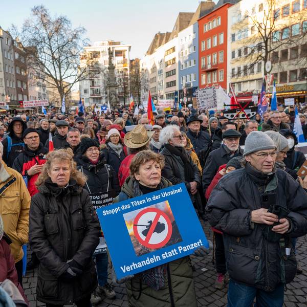 Unter dem Motto „Den Frieden gewinnen, nicht den Krieg“, fand am Samstag eine Demo in der Kölner Innenstadt statt.