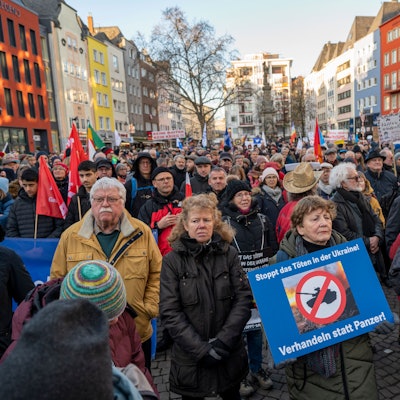 Unter dem Motto „Den Frieden gewinnen, nicht den Krieg“, fand am Samstag eine Demo in der Kölner Innenstadt statt.