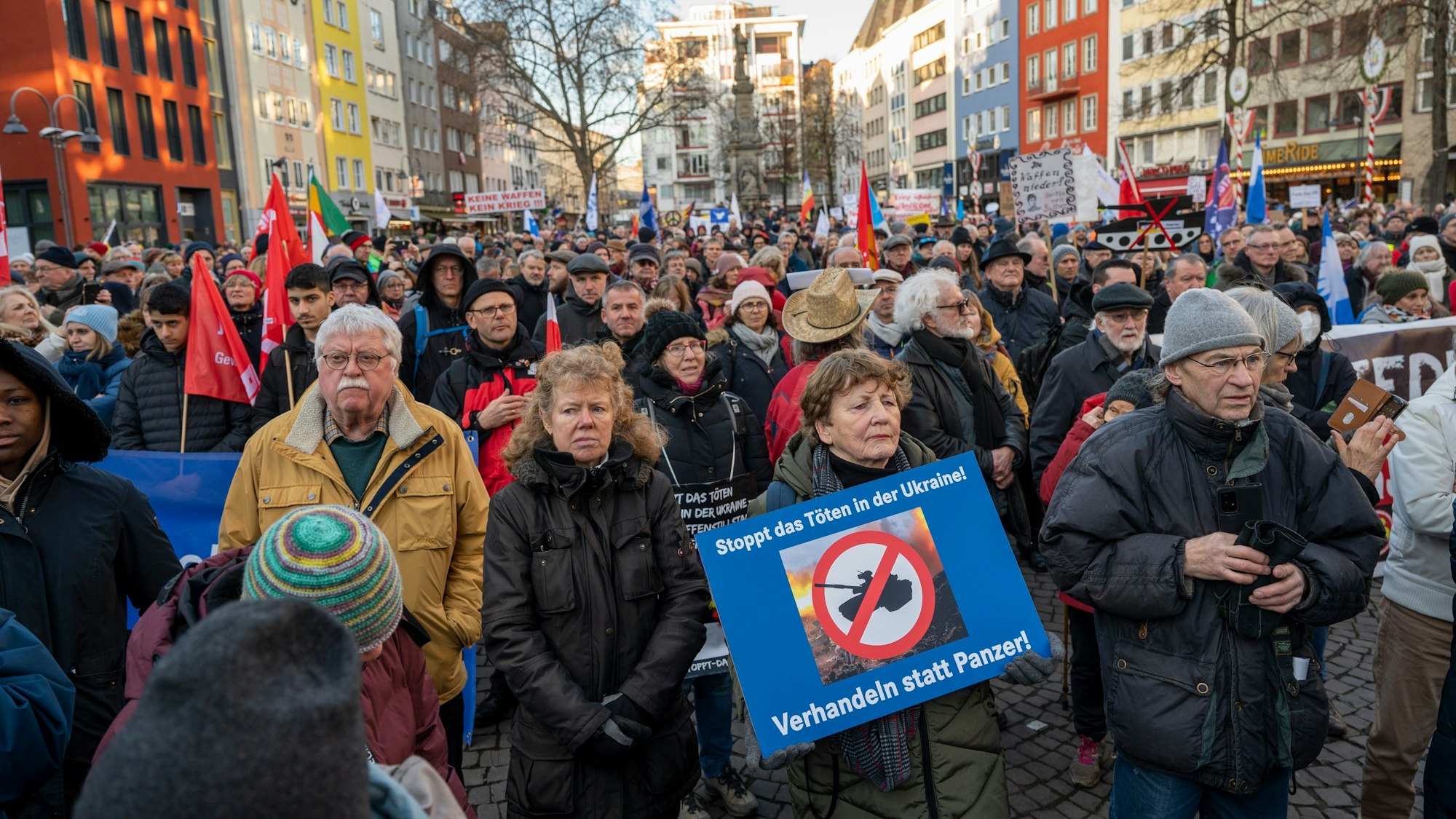 Unter dem Motto „Den Frieden gewinnen, nicht den Krieg“, fand am Samstag eine Demo in der Kölner Innenstadt statt.