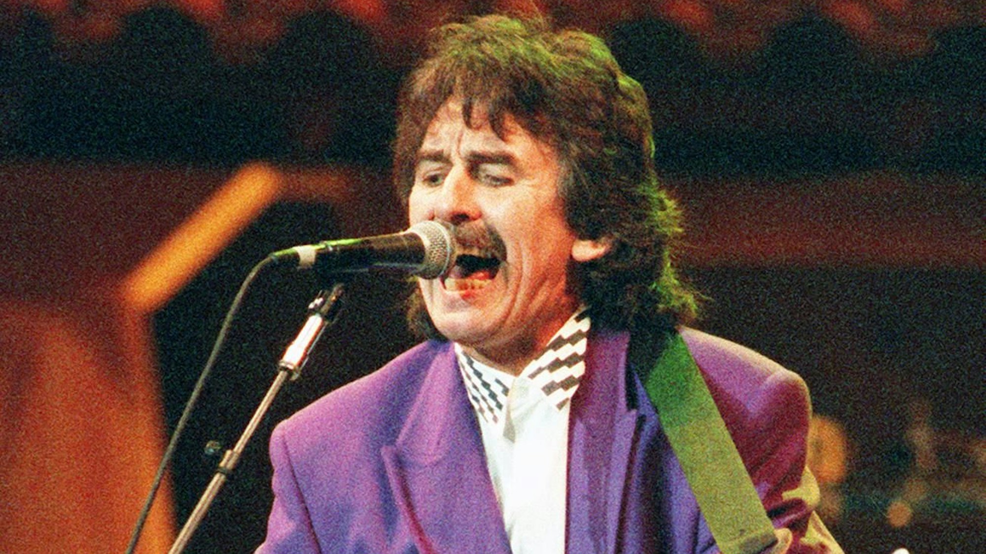 George Harrison am Mikrofon.