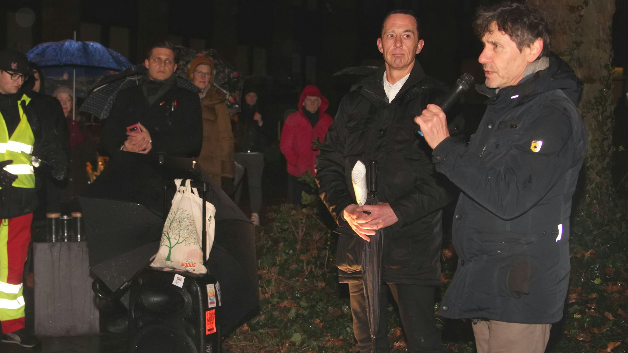 Ein Jahr nach Beginn des russischen Angriffs bekundeten bei einer Gedenkveranstaltung in Kerpen fast 300 Menschen ihre Solidarität mit den Menschen in der Ukraine.