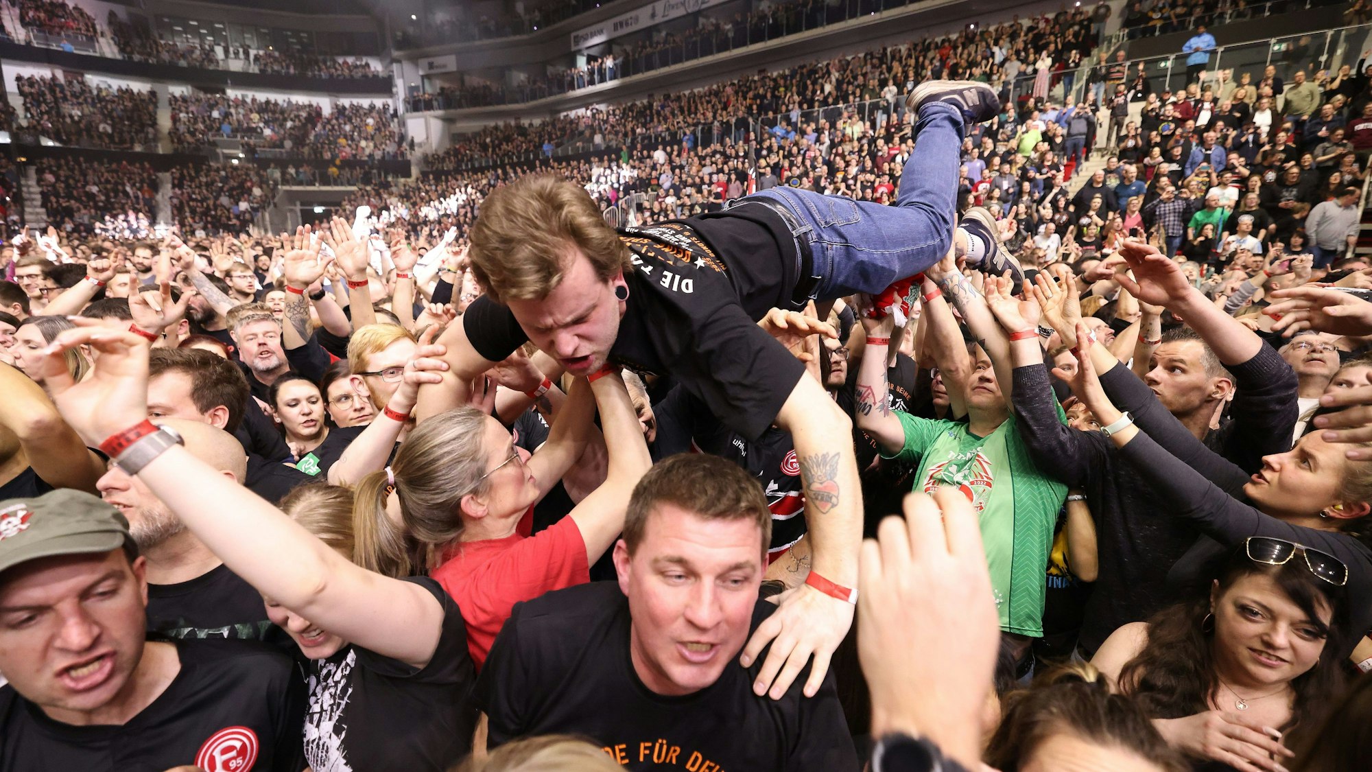 Ein Crowdsurfer im Publikum beim Konzert der Toten Hosen in Düsseldorf.