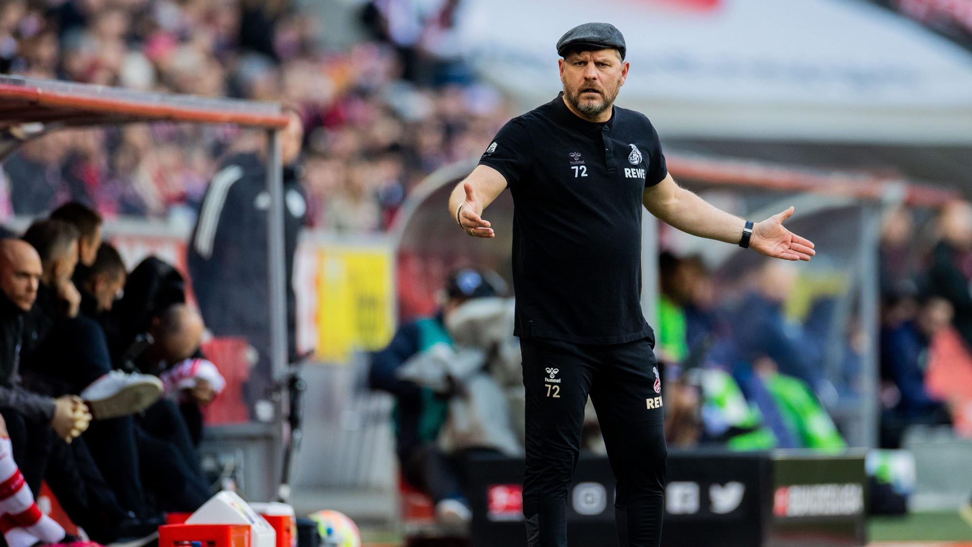 Baumgart hebt fragend die Arme