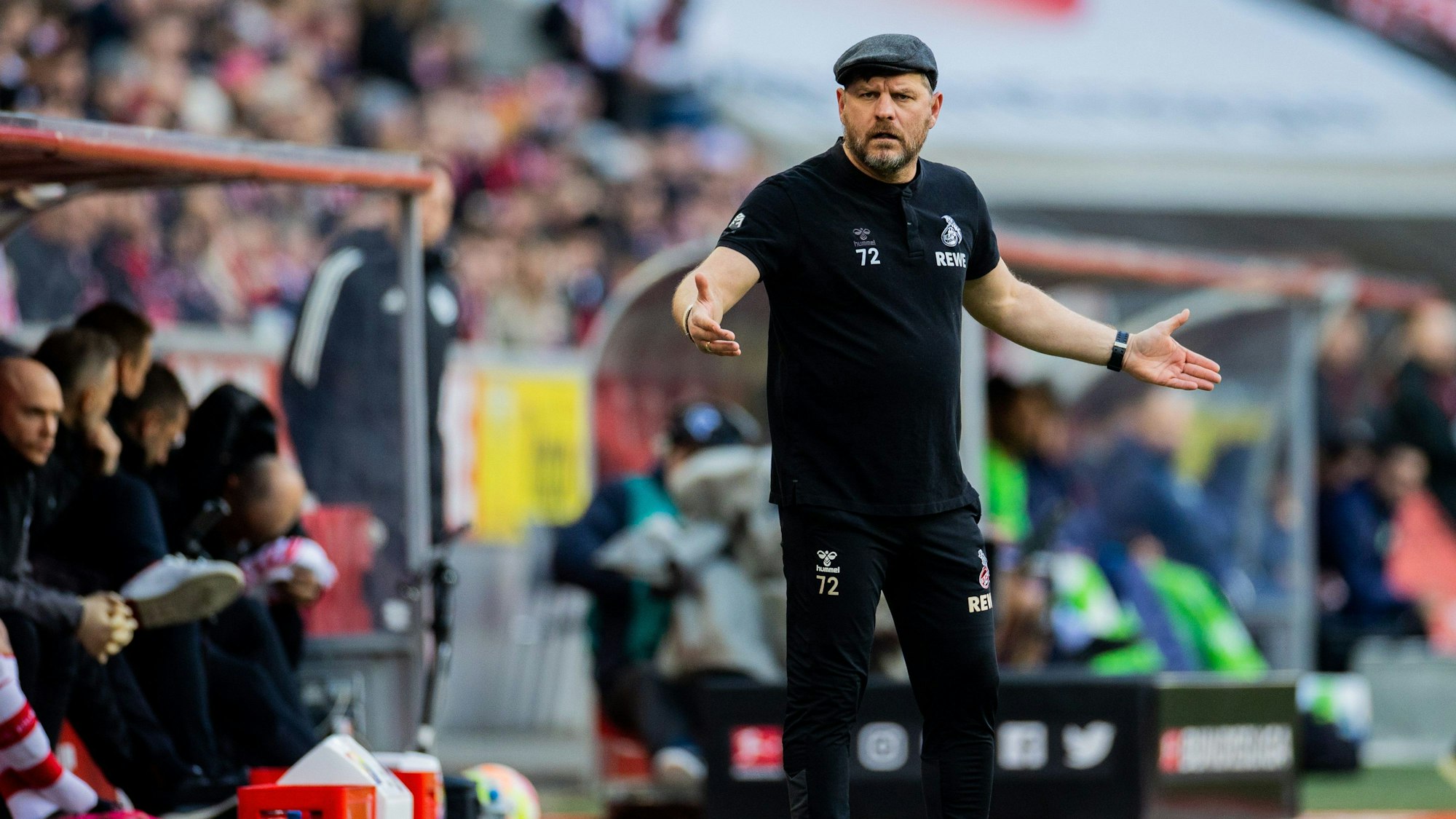 Baumgart hebt fragend die Arme