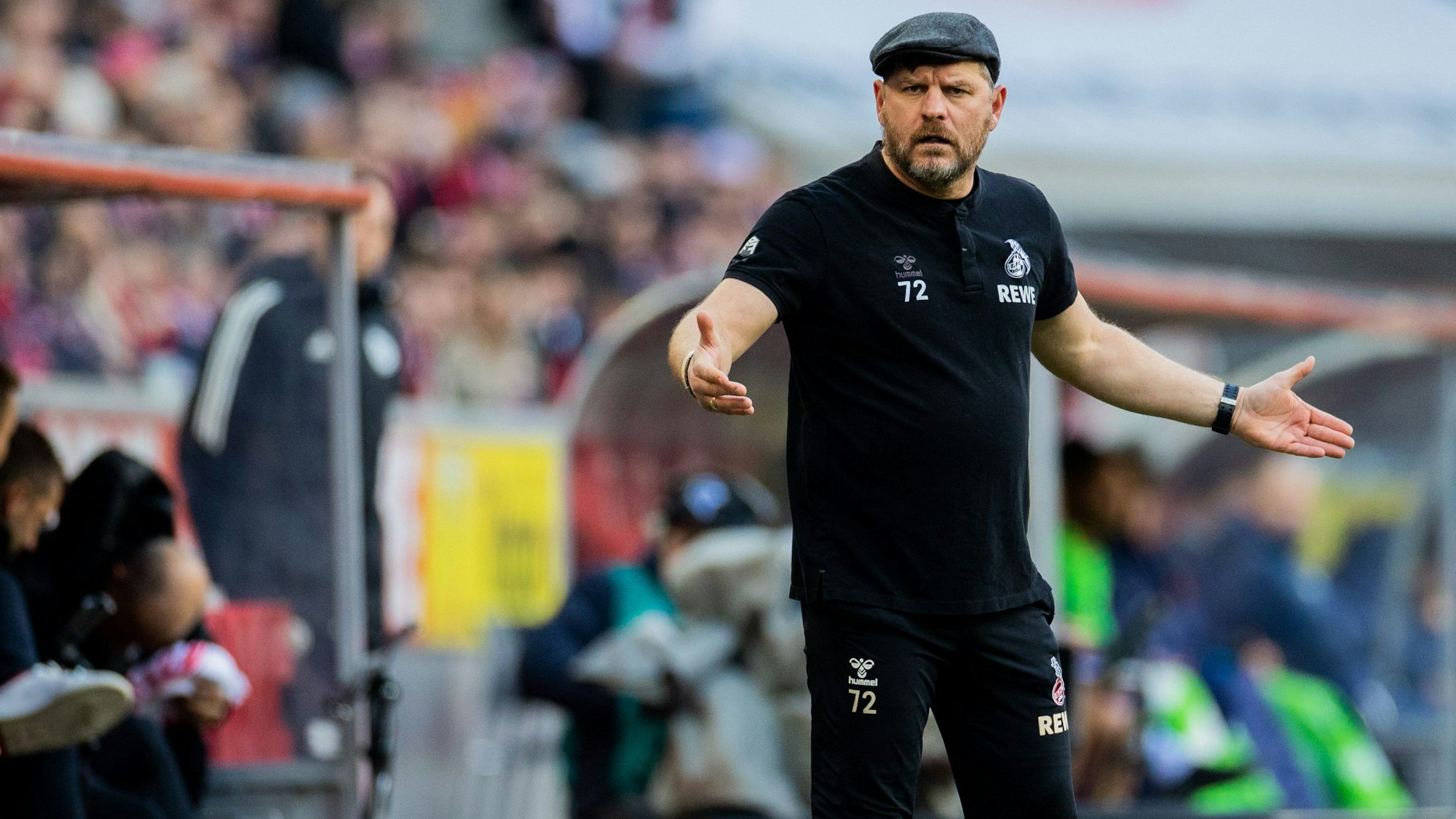 Steffen Baumgart ärgerte sich am Samstag beim Spiel des 1. FC Köln gegen den VfL Wolfsburg besonders über die Schiedsrichter, mit dem Einsatz seiner Spieler war der Kölner Trainer dagegen einverstanden.