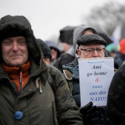 „Ami go home“ auf einem Plakat bei der Friedensdemo in Berlin am 25. Februar 2023.