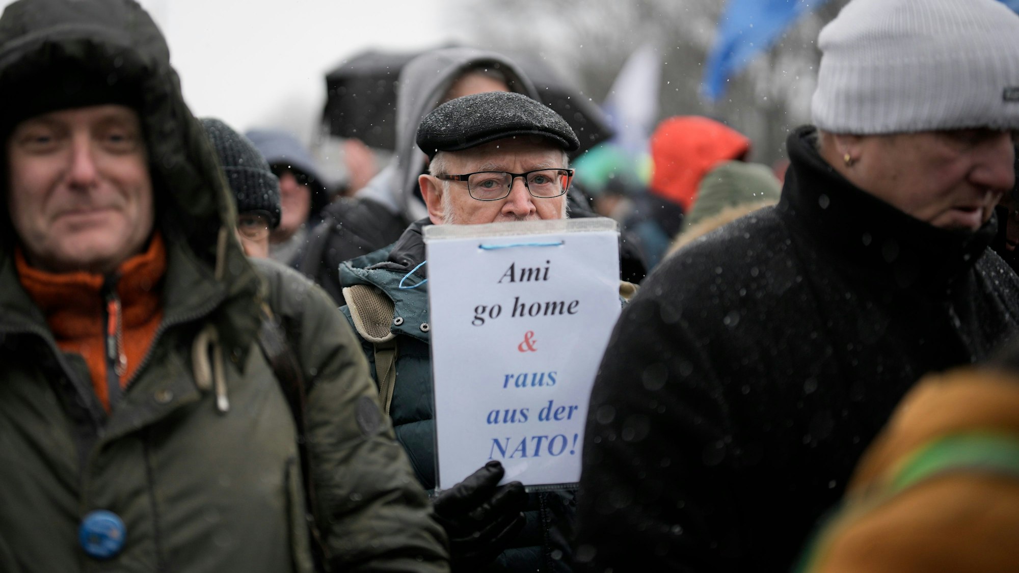 „Ami go home“ auf einem Plakat bei der Friedensdemo in Berlin am 25. Februar 2023.