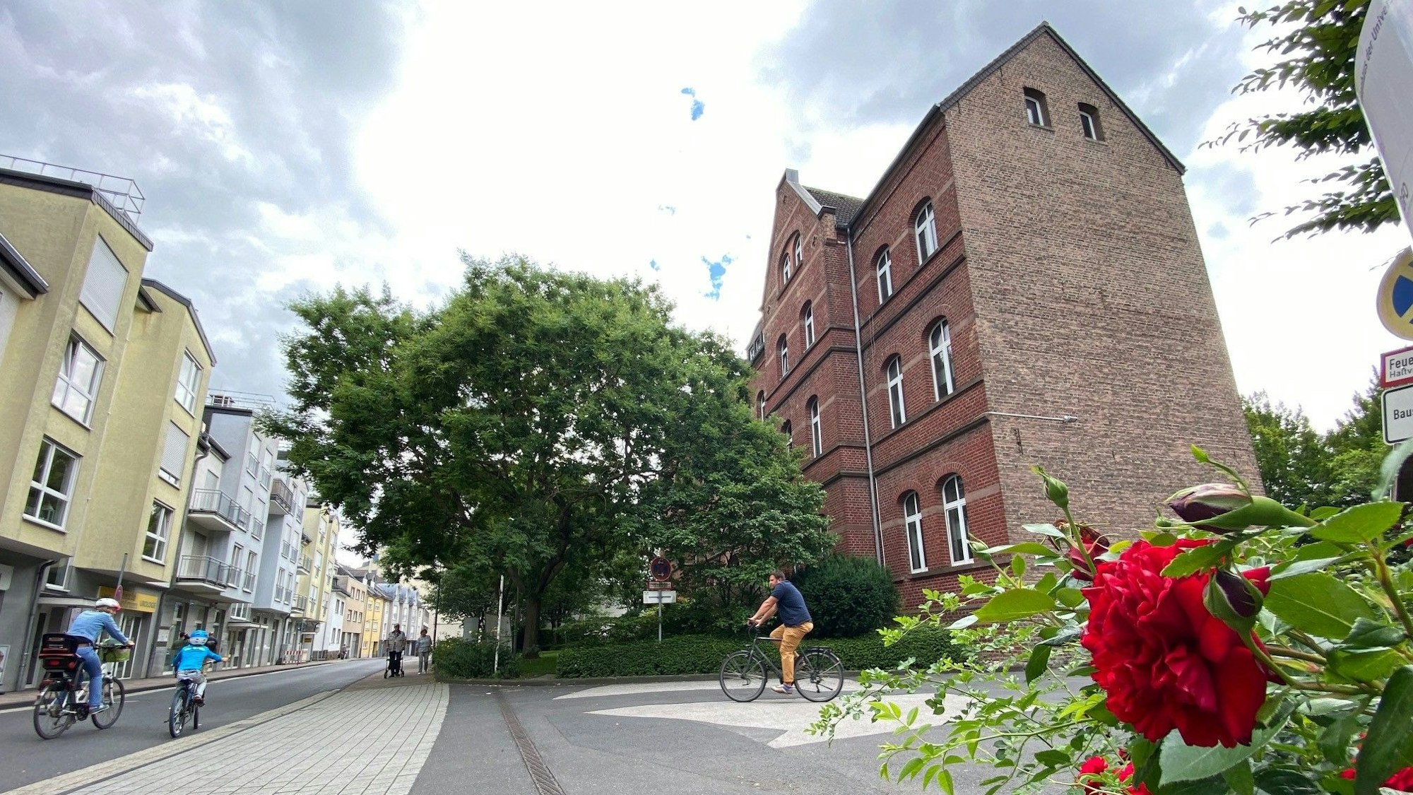 Auf dem Foto ist das Brühler Marienhospital zu sehen. Nur noch bis Ende Februar 2023 befindet sich direkt vor dem Haus eine Corona-Teststation.