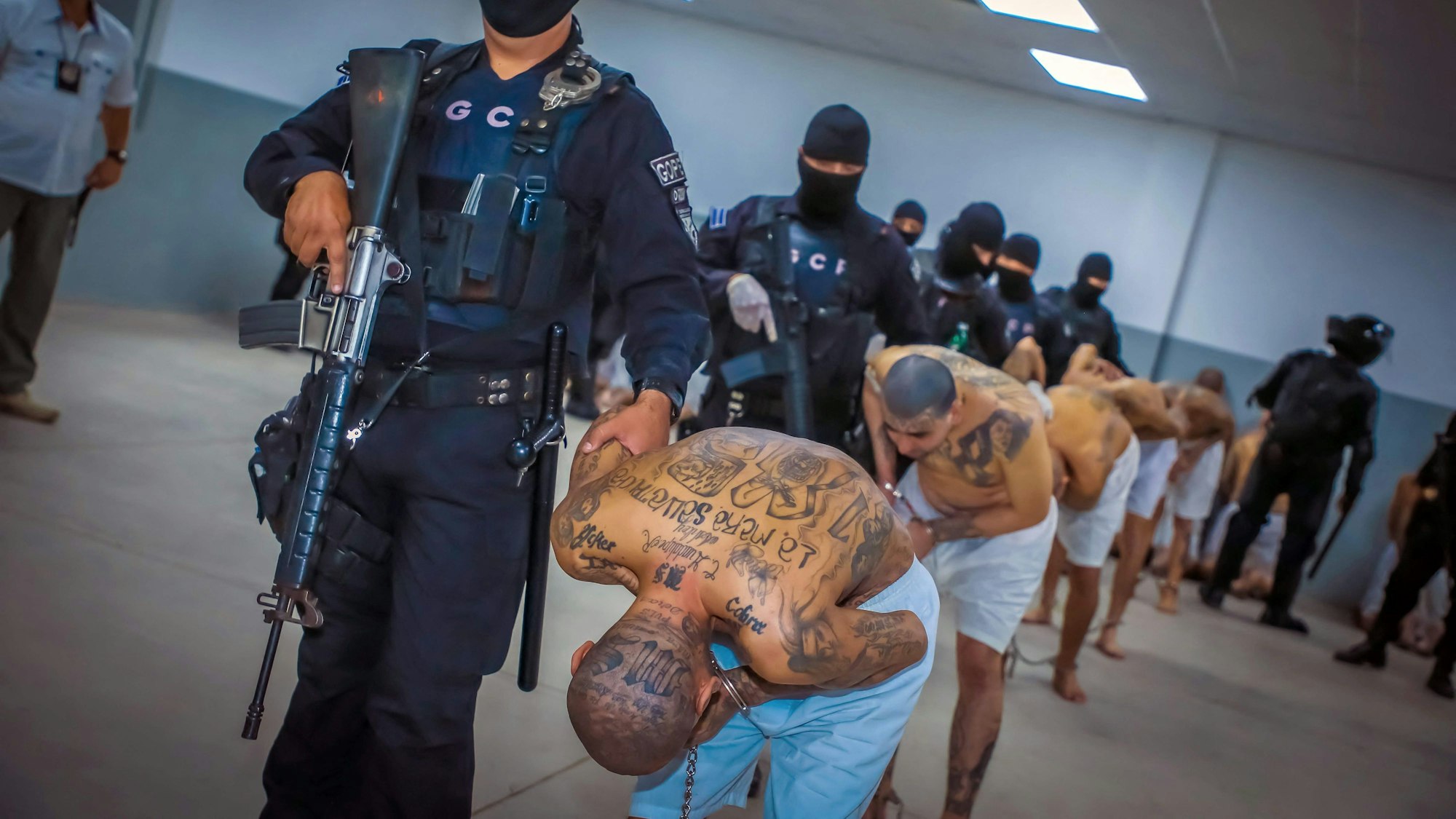 Das vom Presse-Sekretariat des Präsidenten in El Salvador zur Verfügung gestellt wird, zeigt Wachleute, die Häftlinge im neuen Gefängnis „CECOT “abführen.