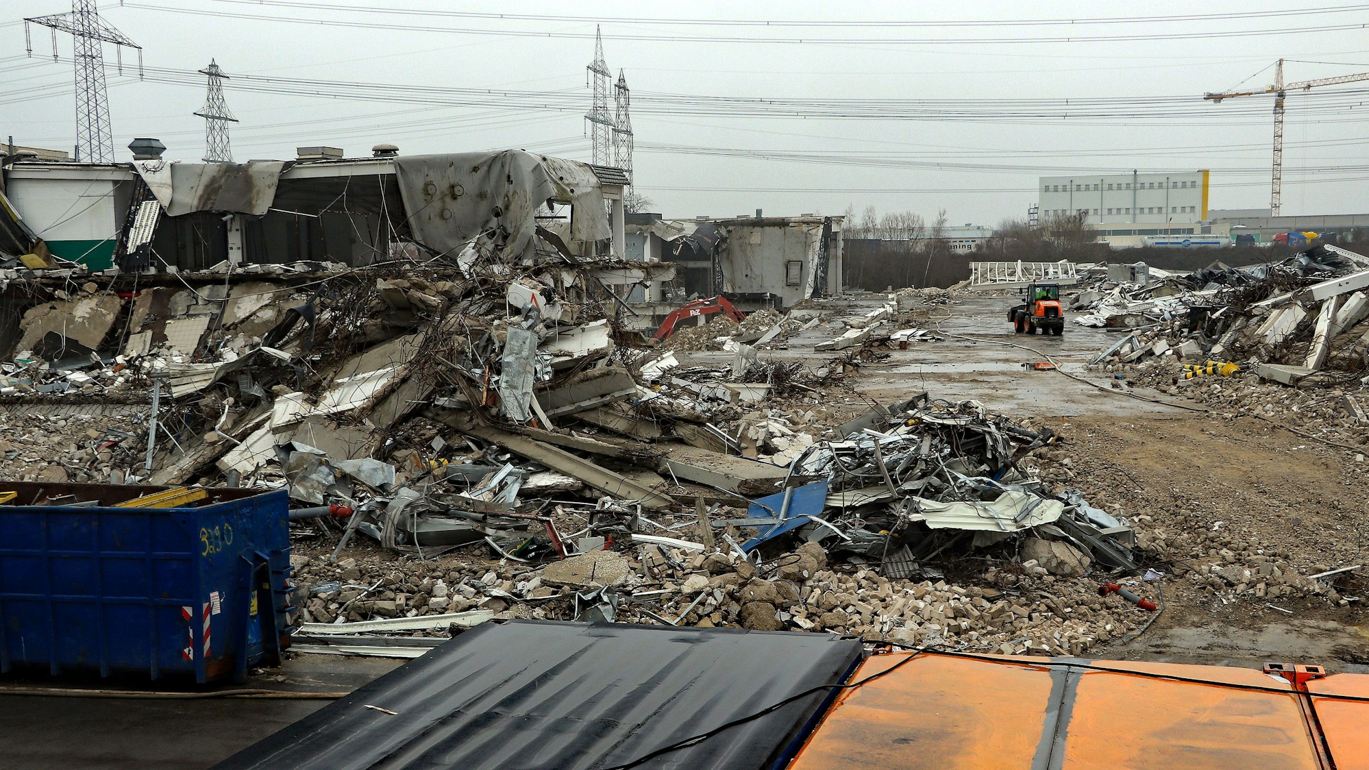 Auf dem Foto sind die Überreste des früheren Kaufhof-Zentrallagers an der Bonnstraße in Frechen zu sehen.