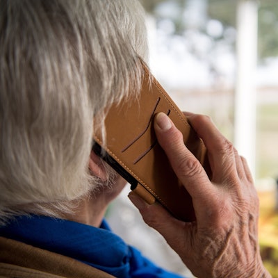 Eine Seniorin telefoniert mit ihrem Smartphone.