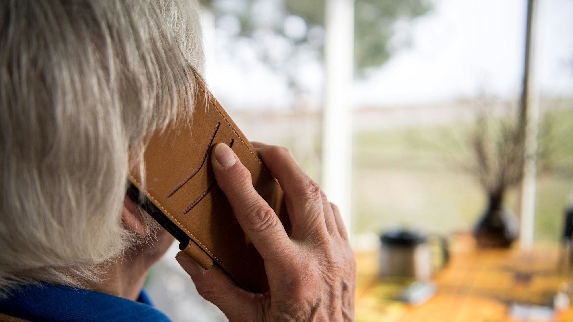 Eine Seniorin telefoniert mit ihrem Smartphone.