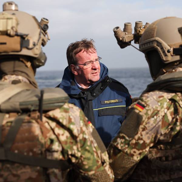 Boris Pistorius (SPD, M), Bundesminister der Verteidigung, spricht mit Soldaten des KSM (Kommando Spezialkräfte Marine) bei einer Demonstration an Bord der Fregatte Hessen. Pistorius ist für einen Antrittsbesuch bei der Marine auf dem Marinestützpunkt Eckernförde.