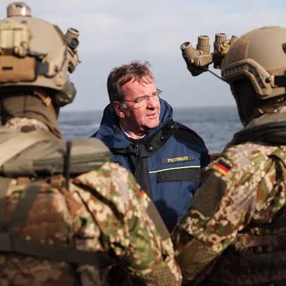 Boris Pistorius (SPD, M), Bundesminister der Verteidigung, spricht mit Soldaten des KSM (Kommando Spezialkräfte Marine) bei einer Demonstration an Bord der Fregatte Hessen. Pistorius ist für einen Antrittsbesuch bei der Marine auf dem Marinestützpunkt Eckernförde.