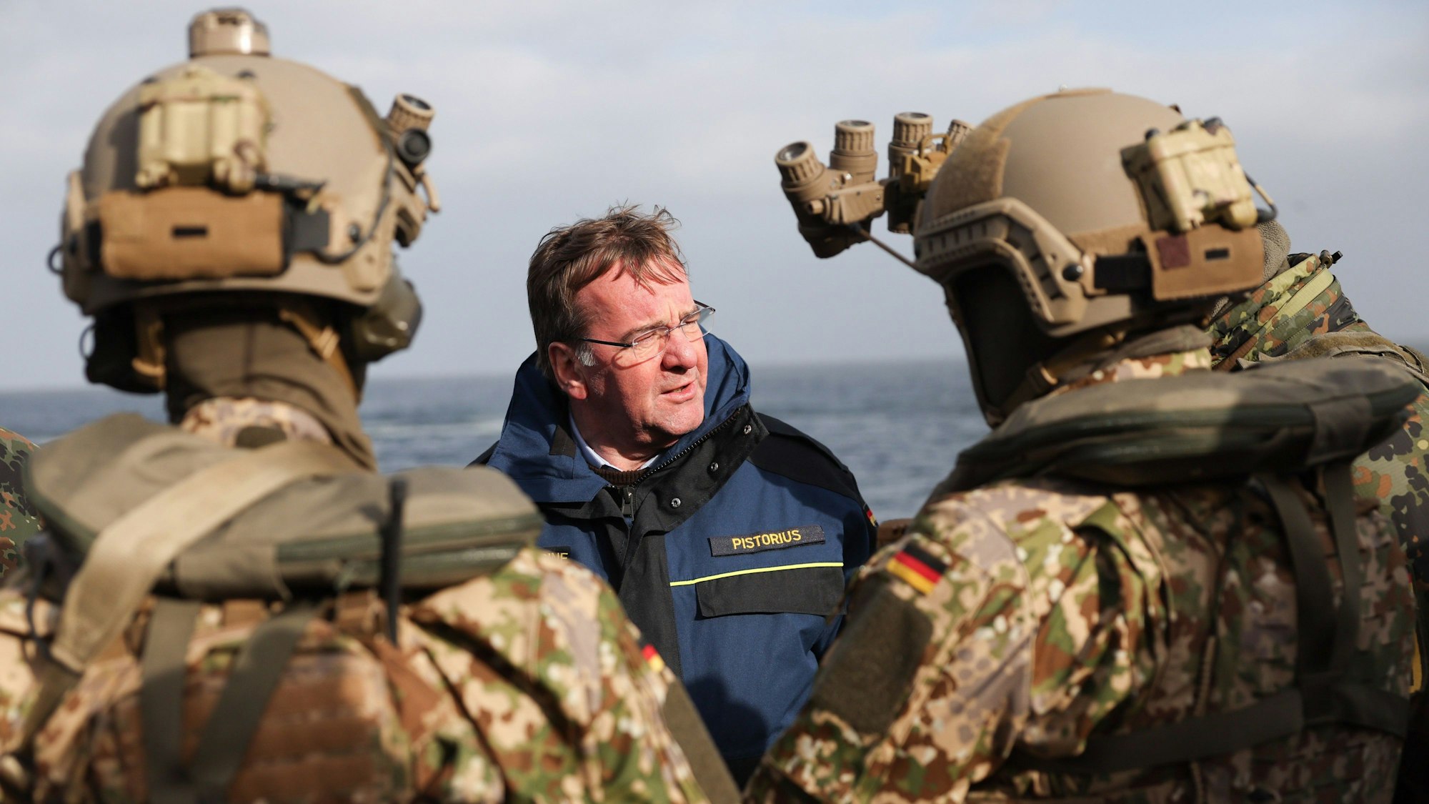 Boris Pistorius (SPD, M), Bundesminister der Verteidigung, spricht mit Soldaten des KSM (Kommando Spezialkräfte Marine) bei einer Demonstration an Bord der Fregatte Hessen. Pistorius ist für einen Antrittsbesuch bei der Marine auf dem Marinestützpunkt Eckernförde.