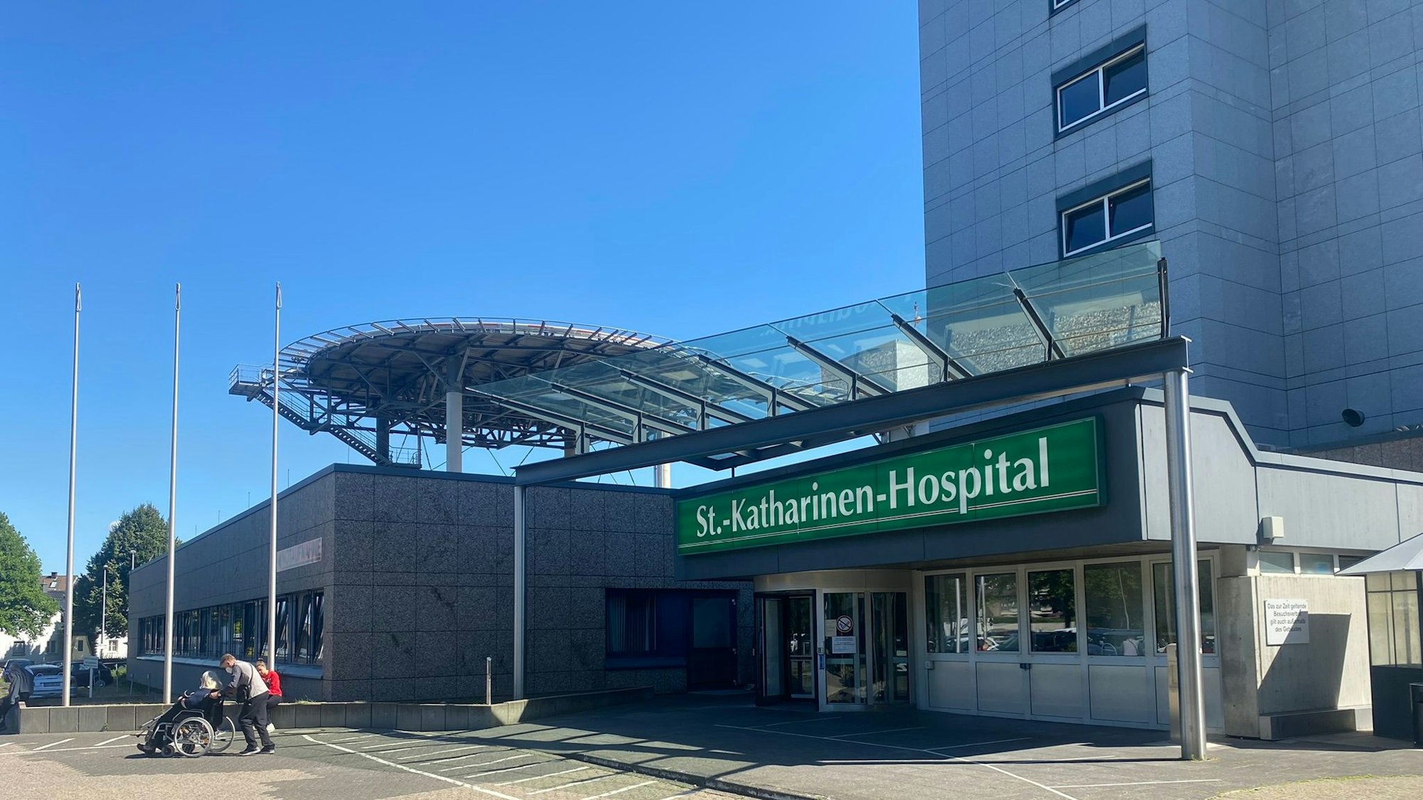Das Bild zeigt den Haupteingang vom Frechener St.-Katharinen-Hospital.
