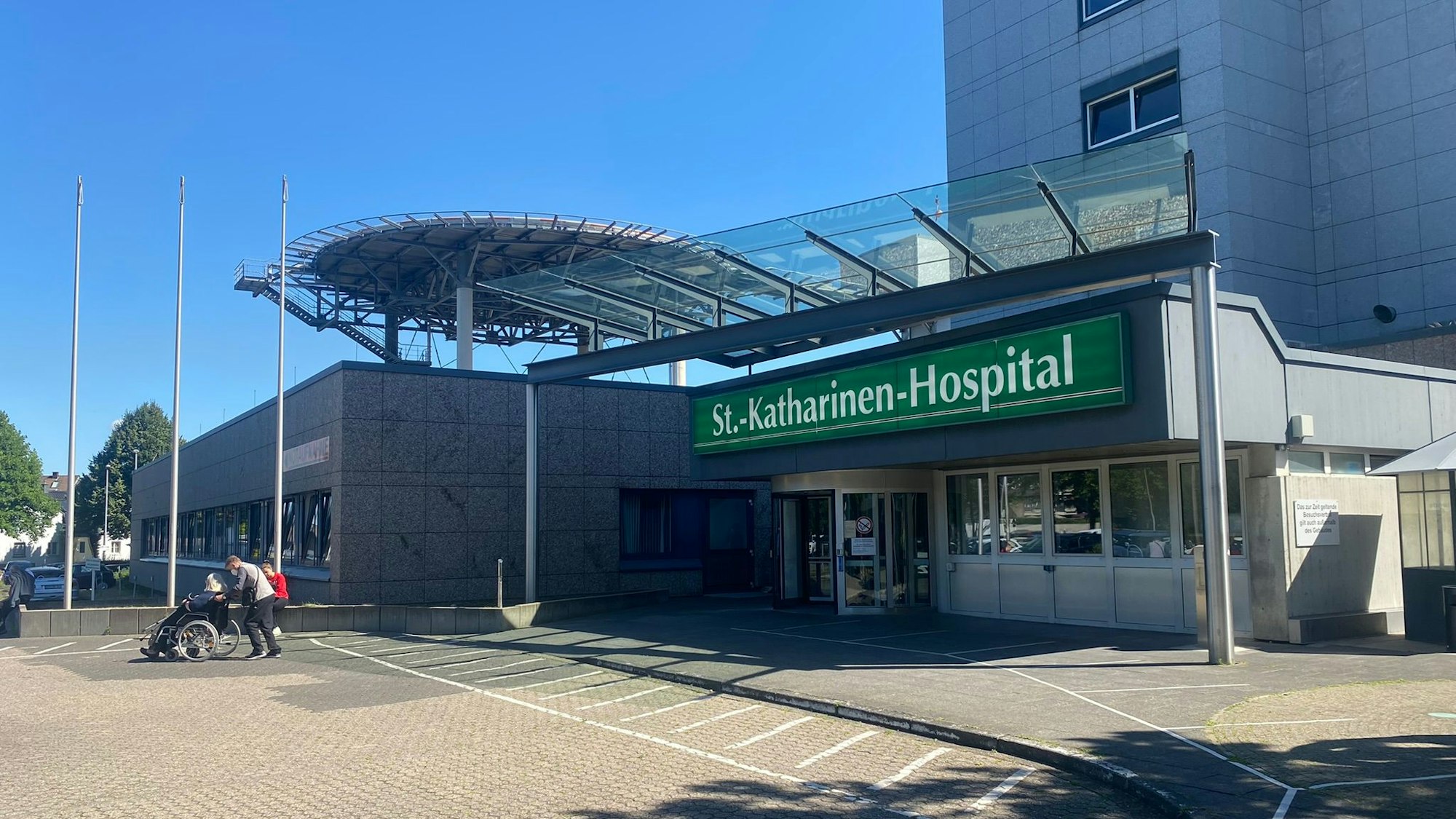 Auf dem Bild ist der Haupteingang des St. Katharinen-Hospitals in Frechen zu sehen.