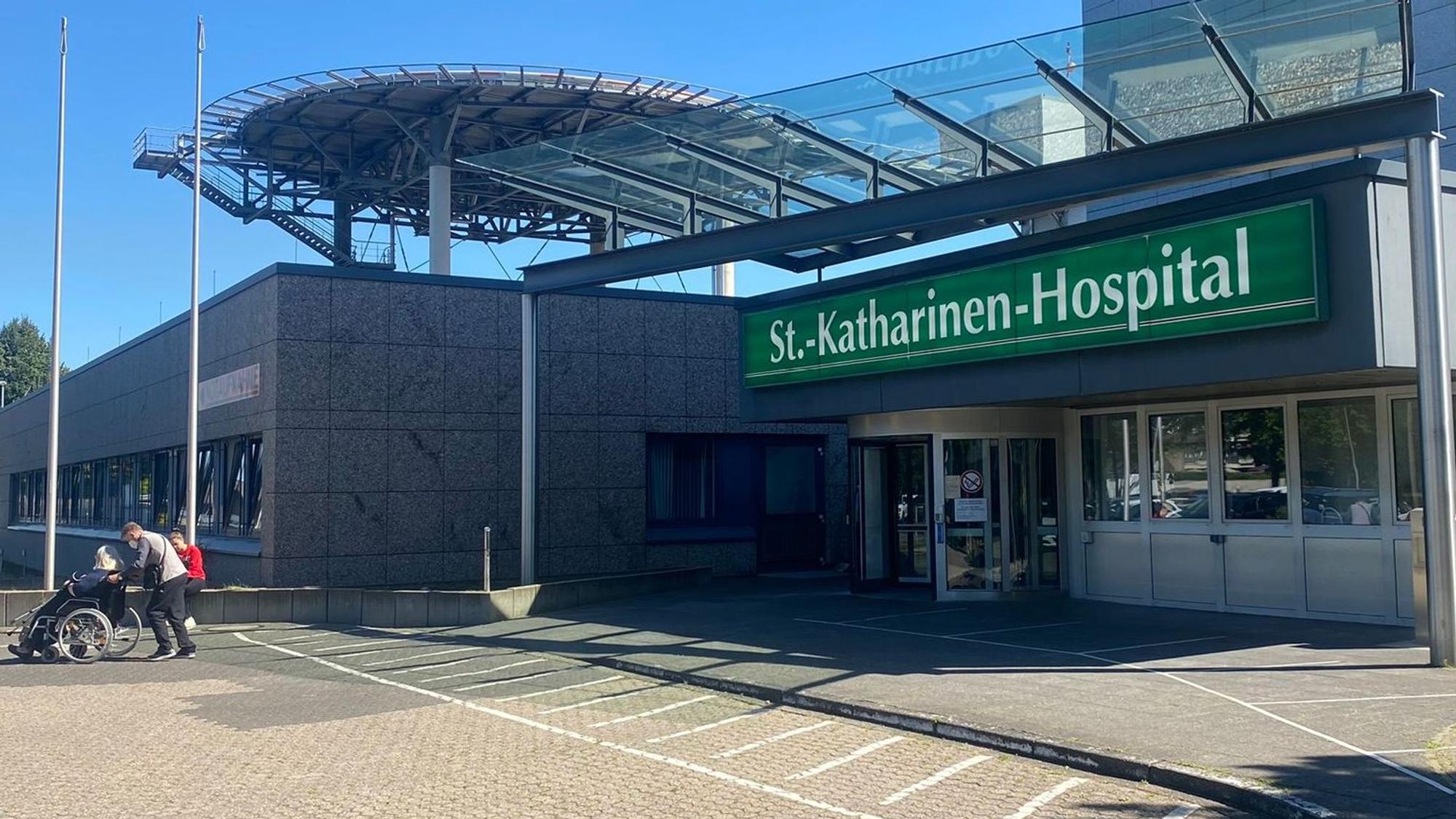 Zu sehen ist das Portal des St.-Katharinen-Hospitals in Frechen.