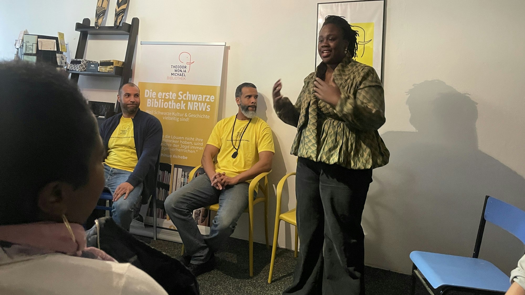 Njoula Baryoh spricht aufgeregt zu den Gästen der Feierlichkeiten.