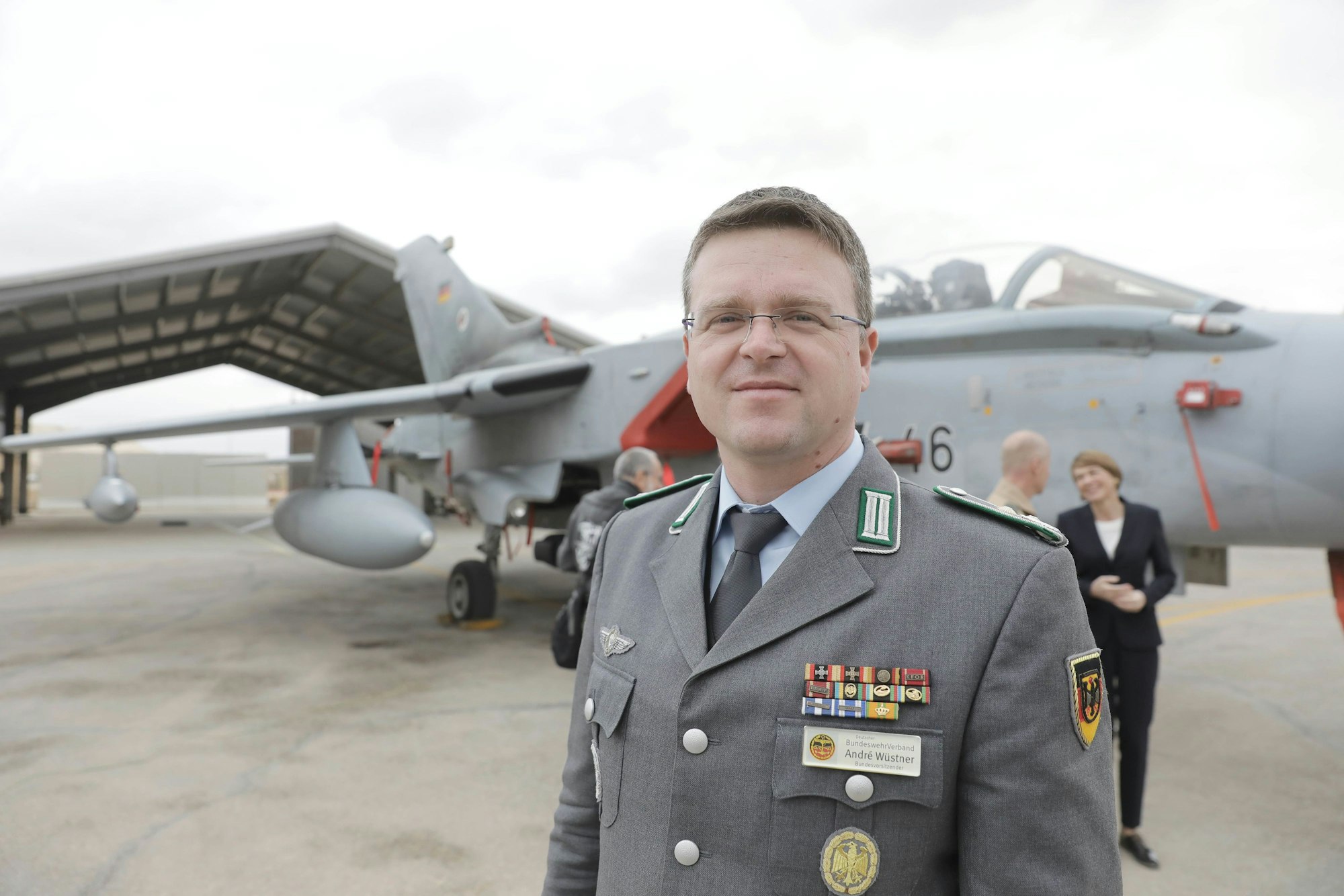 André Wüstner, Vorsitzender des Bundeswehrverbands besucht das deutsche Einsatzkontingent Counter Daesh mit Bundespräsident Steinmeier auf der jordanischen Luftwaffenbasis. Auf dem Programm der fünftägigen Reise  in den Libanon und Jordanien stehen unter anderem ein Treffen mit Jordaniens König, der Besuch eines Flüchtlingslagers sowie Begegnungen mit hochrangigen libanesischen Politikern.